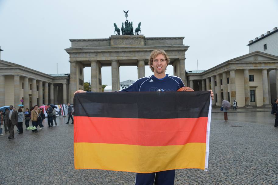 6 ottobre 2012, Berlino: Dirk mostra la bandiera della sua Germania alla Porta di Brandeburgo